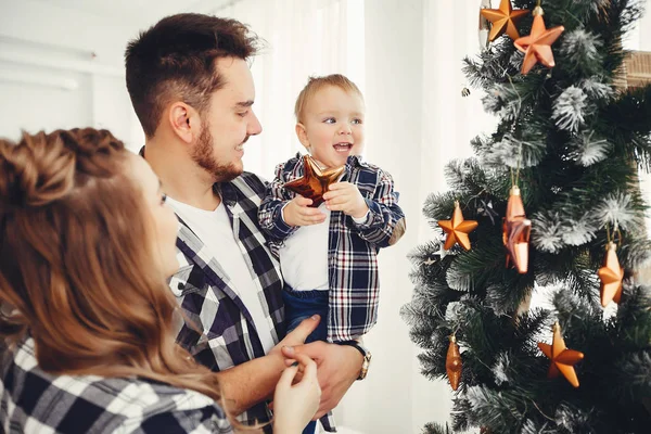 Linda familia de pie cerca del árbol de Navidad — Foto de Stock