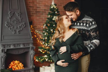 Noel ağacının yanında duran sevimli bir aile.