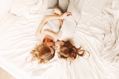 Sevimli sarışın kızı annesiyle