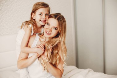 Sevimli sarışın kızı annesiyle