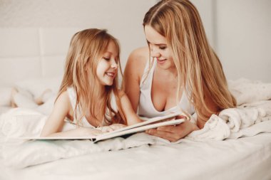 Sevimli sarışın kızı annesiyle