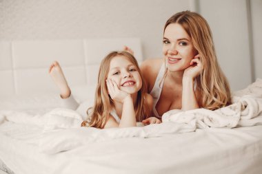 Sevimli sarışın kızı annesiyle