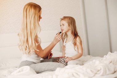 Sevimli sarışın kızı annesiyle