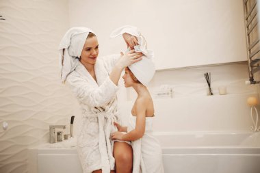 Sevimli sarışın kızı annesiyle