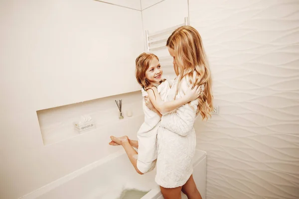 귀여운 금발 딸과 어머니 — 스톡 사진