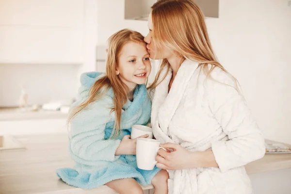 Mutter mit süßer blonder Tochter — Stockfoto