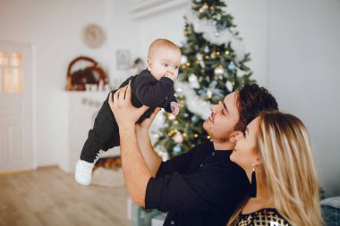 Aile Noel ağacının yakınında