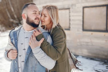 Bir kış parkta zarif çift