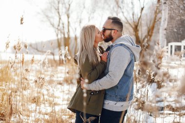 Bir kış parkta zarif çift