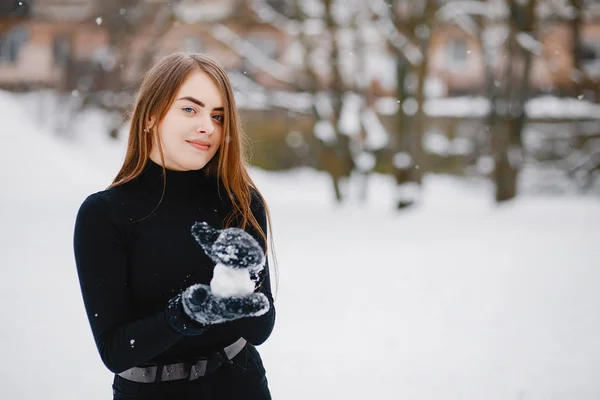 Lány egy téli parkban — Stock Fotó