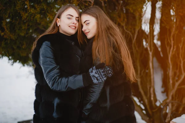 Дівчата в зимовому парку — стокове фото