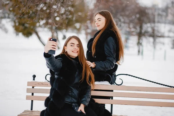 Meninas em um parque de inverno — Fotografia de Stock