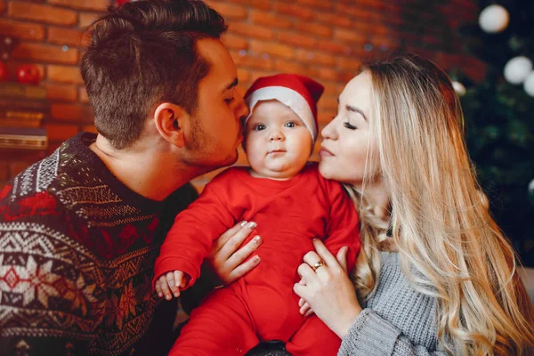 Familia cerca de Árbol de Navidad — Foto de Stock