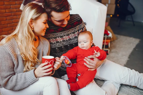 Familia cerca de Árbol de Navidad — Foto de Stock