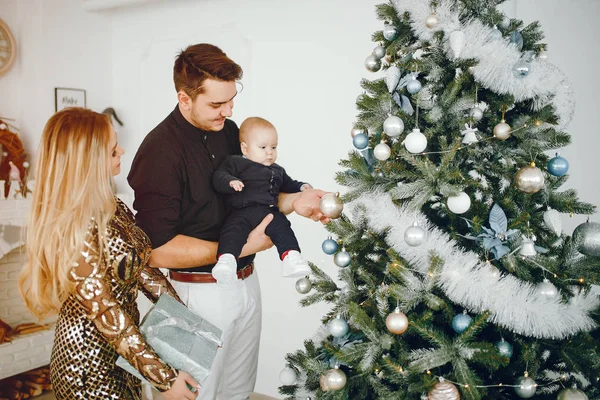 Familia cerca de Árbol de Navidad — Foto de Stock