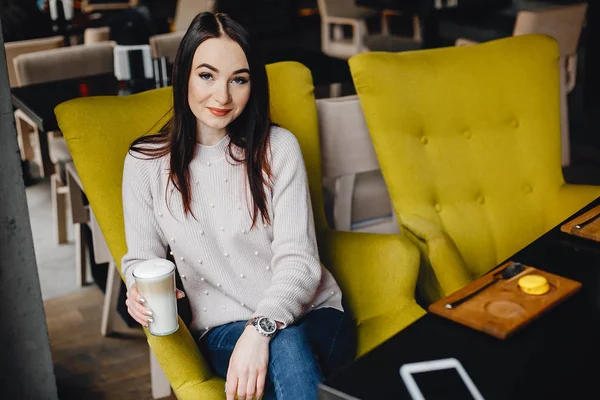 Chica en la cafetería — Foto de Stock