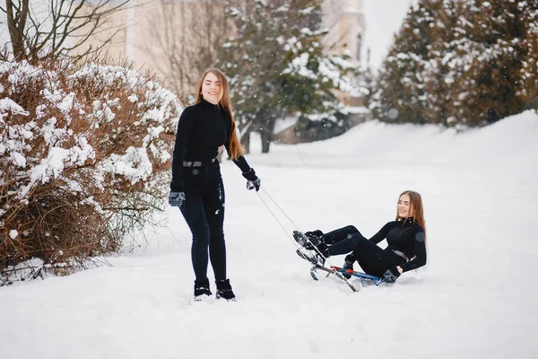 Дівчата в зимовому парку — стокове фото