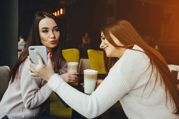 Chicas en la cafetería —  Fotos de Stock