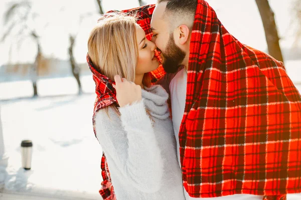 Ziemlich Stylische Blondine Beim Tapezieren Einem Winterpark Mit Ihrem Freund — Stockfoto