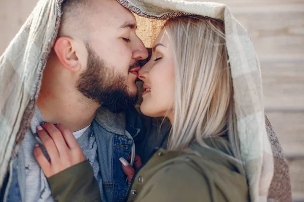 Couple élégant dans un parc d'hiver — Photo