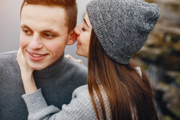 Pareja cerca del agua — Foto de Stock