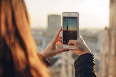 Milan İtalya keşfetmek telefonunu kullanan kız