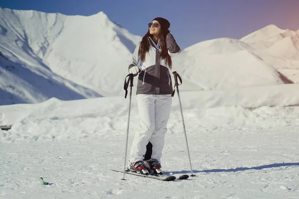 Mädchen mit Ski — Stockfoto