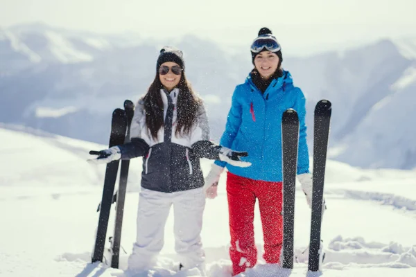 Две Молодые Активные Брюнетки Катаются Лыжах Заснеженных Горах — стоковое фото