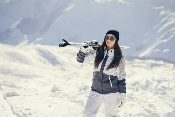 Menina com esqui — Fotografia de Stock