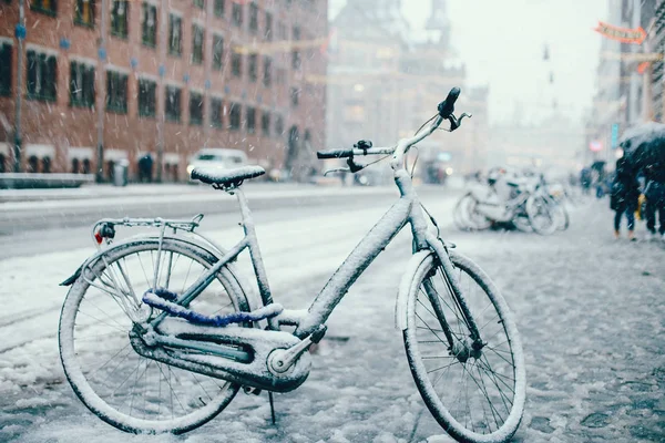 Jízdní kolo zaparkované v ulicích Amsterdamu — Stock fotografie