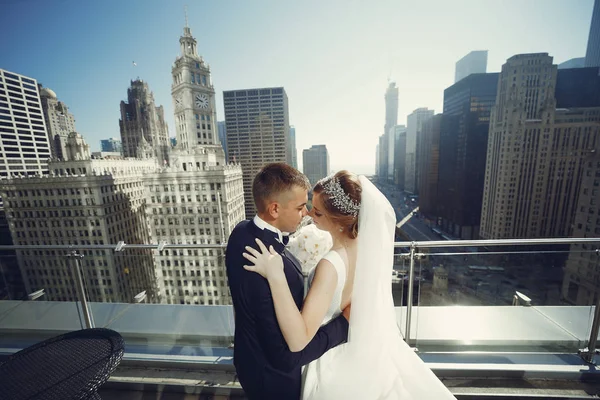 Elegante Bruid Een Witte Jurk Sluier Knappe Bruidegom Een Blauw — Stockfoto