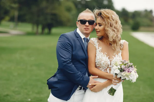 Pareja de boda elegante —  Fotos de Stock