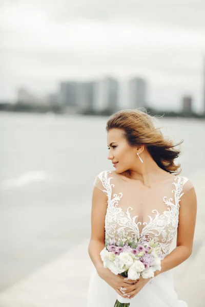 Elegante bruid in de buurt van water — Stockfoto