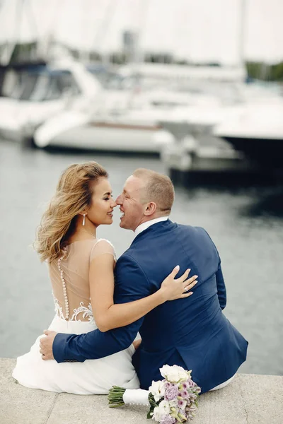 Élégant couple de mariage — Photo