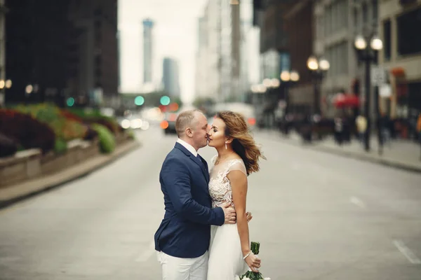 Pasangan pengantin yang elegan — Stok Foto