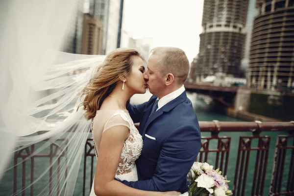 Casal elegante — Fotografia de Stock