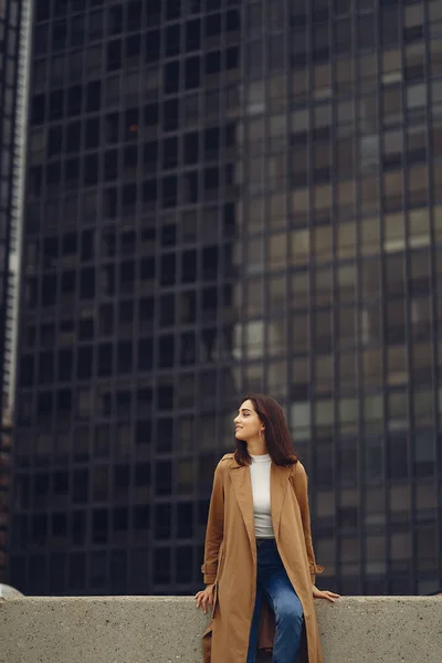 Женщина ходит по улицам Чикаго — стоковое фото