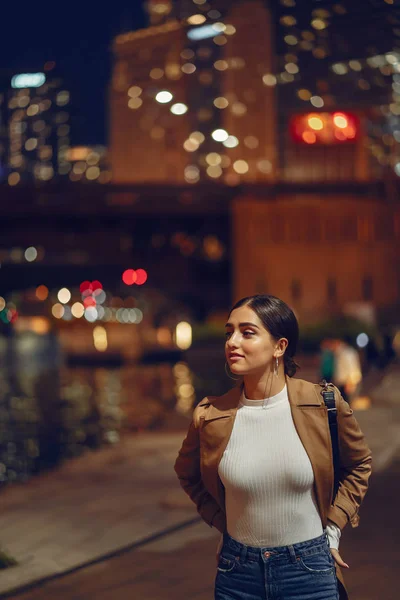 Mujer caminando cerca del río Chicago —  Fotos de Stock