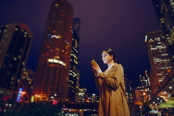 Девушка ночью с телефоном — стоковое фото