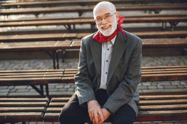 Güneşli bir sonbahar parkta zarif yaşlı adam 