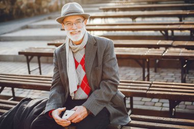 Güneşli bir sonbahar parkta zarif yaşlı adam 