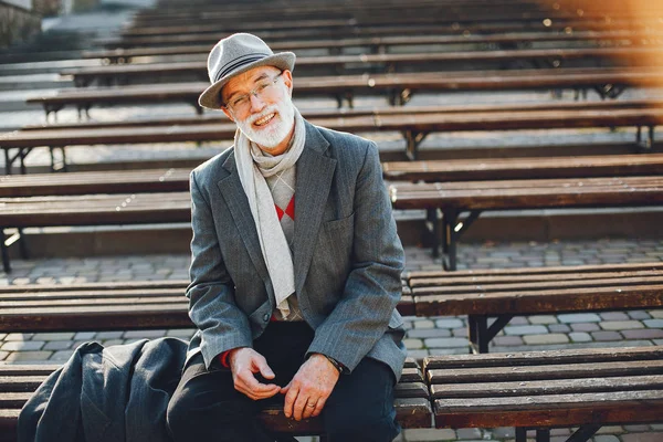 Güneşli bir sonbahar parkta zarif yaşlı adam 