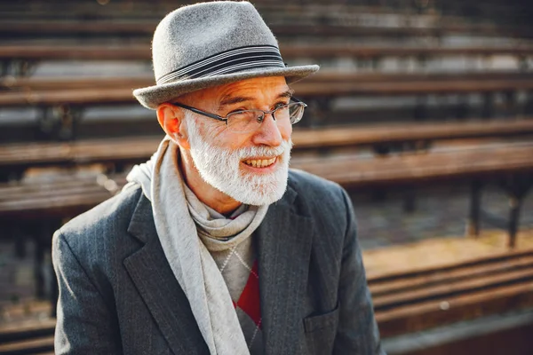 Elegant old man in a sunny autumn park — Stock Photo, Image