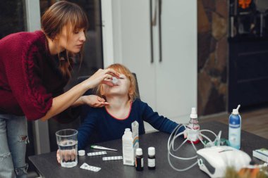 Anne kızını evde davranır