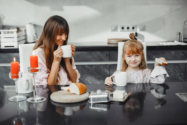 Mother with daughter in a kitchen — Stock Photo, Image