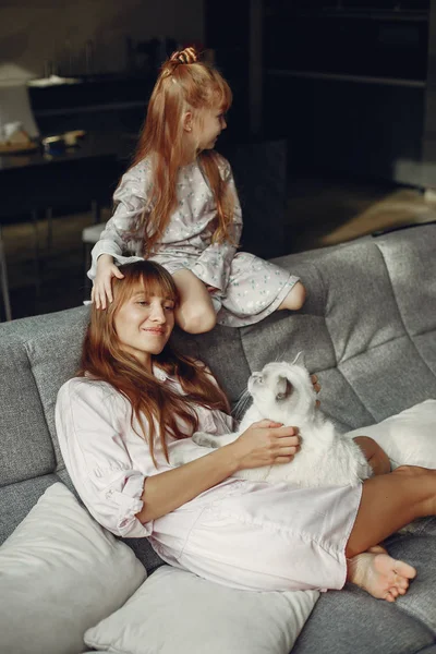 Mãe com filha em casa — Fotografia de Stock