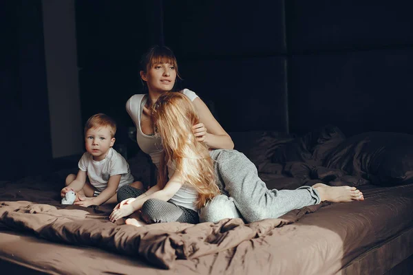 Mama cu doi copii — Fotografie, imagine de stoc