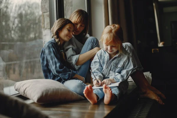 Madre con hijas en casa — Foto de Stock