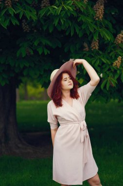 bir parkta güzel bir kız