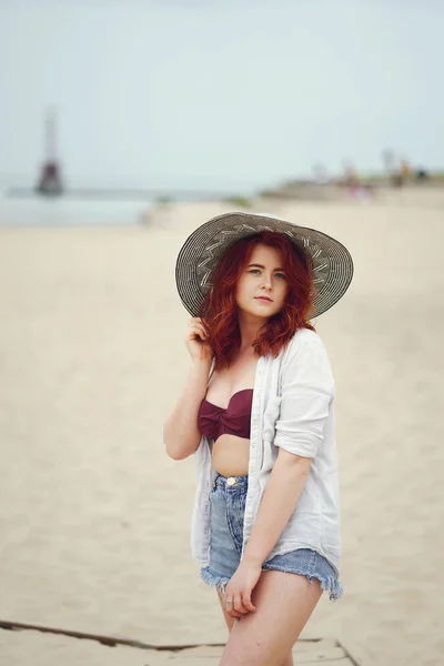 Chica bonita en una playa —  Fotos de Stock